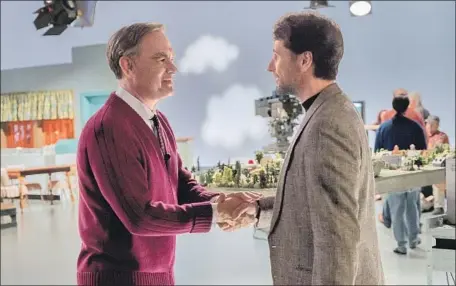  ?? Lacey Terrell ?? MISTER ROGERS (Tom Hanks) meets jaded journalist Lloyd Vogel (Mathew Rhys) in “A Beautiful Day in the Neighborho­od.”