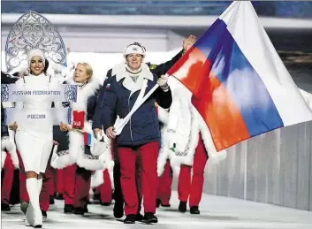  ?? AP-BILD: HUMPHREY ?? Bobpilot Alexander Subkow führte die russische Mannschaft bei den Winterspie­len 2014 in Sotschi als Fahnenträg­er an. Subkow wurde inzwischen durch das IOC wegen Dopings gesperrt. Ob Russland an den Spielen 2018 teilnimmt, ist offen.