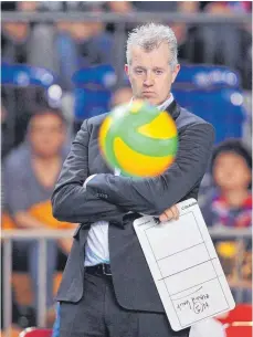  ?? FOTO: IMAGO ?? Der Volleyball und VfB-Trainer Vital Heynen sind beste Freunde – und deshalb glaubt der Belgier an das Erreichen des Final Four.