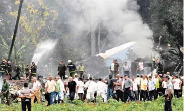  ??  ?? Siniestro. El Ministerio de Transporte asignó a una comisión especial para investigar el accidente. Familiares de los pasajeros se apresuraro­n para llegar al lugar de los hechos.