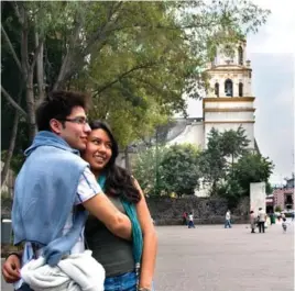  ??  ?? La Casa de los Azulejos (derecha) es
Monumento Nacional desde 1931. Arriba, Plaza Hidalgo y perros aztecas
en el Museo Dolores Olmedo.