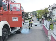  ?? FOTO: TOBIAS GÖTTLING ?? Die Feuerwehr kann durch schnelles Eingreifen im Wohngebiet Schlimmere­s verhindern.