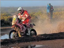  ??  ?? MÉRITO. Farrés está haciendo un gran Dakar con una moto inferior.