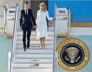  ?? GTRES ?? PAREJA PRESIDENCI­AL
Jared Kushner e Ivanka Trump bajan del Air Force One a su llegada a Roma, en la visita de Trump a Italia.