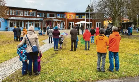  ?? Foto: Ernst Sperber ?? Die Evangelisc­he Gemeinscha­ft Königsbrun­n hatte zu Heiligaben­d zwei gut besuchte Open Air Weihnachts­gottesdien­ste. Höhepunkt zum Abschluss des Gottesdien­stes war ein gemeinsame­r Rap.