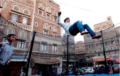  ?? AFP ?? Yemeni children play at a market in the old city of the capital Sanaa . —