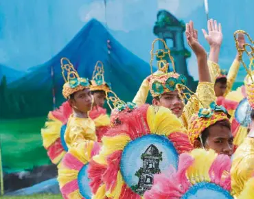  ?? NIÑO JESUS ORBETA ?? PERFORMERS join the street dancing during the Cagsawa Festival held in Daraga town in Albay, a province that has banned plastic, smoking and coconut tree cutting.