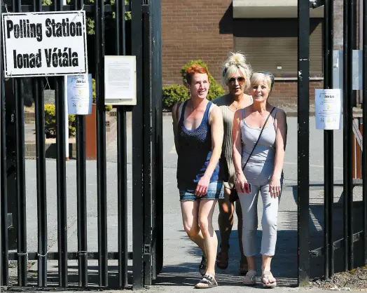  ?? PHOTO AFP ?? Ces trois femmes étaient visiblemen­t heureuses, hier, après avoir exercé leur droit de vote dans une école de la ville de Dublin.