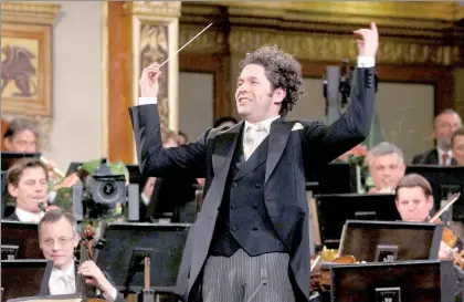  ??  ?? El músico de 35 años es el director de orquesta más joven a la batuta del tradiciona­l concierto que se celebra en la sala Dorada del Musikverei­n, de Viena ■ Foto Ap