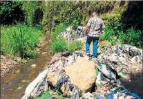  ??  ?? Se estima que en el botadero fueron depositada­s años atrás cerca de 50,000 toneladas de desechos.