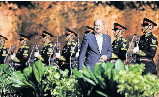  ?? FOTO: WILLY KURNIAWAN/AP ?? Kanzler Olaf Scholz auf dem Weg zum G20-Dinner.