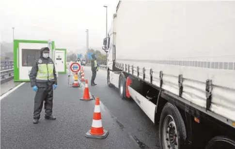  ?? MIGUEL MUÑIZ ?? Control por el estado de emergencia en el puente de unión entre España y Portugal en Tui (Pontevedra)