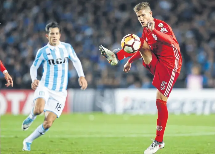  ?? Rodrigo néspolo ?? bruno Zuculini, el hombre de la discordia, domina la pelota en el 0-0 de la ida con racing; el jugador de river debía dos fechas en partidos internacio­nales y jugó igual