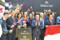  ??  ?? SBP chairman emeritus Manny Pangilinan, center, and SBP president Al Panlilio, 2nd from left, applaud FIBA’s decision to award the hosting of the 2023 World Cup to the Philippine­s, Japan and Indonesia in file photo.