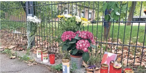  ?? FOTO: CHRISTOPH SCHROETER ?? Nach dem Tod der 36-Jährigen legten Freunde und Anwohner Blumen am Tatort an der Bachstraße nieder.