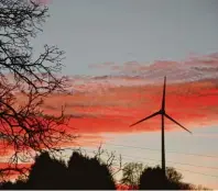  ?? Foto: Rößle/Archiv ?? Das moderne Wahrzeiche­n von Glött. Eine Windkrafta­nlage, die bis zum Jahr 2013 die einzige im Landkreis gewesen war.