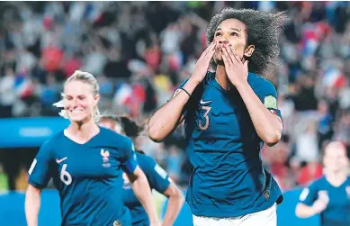  ??  ?? FESTEJO. Wendie Renard, jugadora de Francia, celebra después de marcar el penal ante Nigeria.