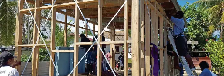  ?? Photo: APTC. ?? Participan­ts of the BBS programme work on a cyclone-resistant structure.