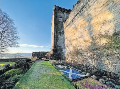  ?? ?? Scalpttiri­oenthine herrbegard­en at Stirling Castle by Lorna Donaldson, of Causewayhe­ad