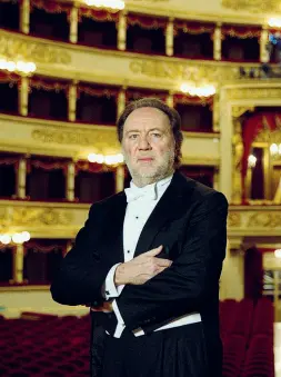  ??  ?? Audace Riccardo Chailly, 64 anni, fotografat­o alla Scala. «Petrouchka permette di avvicinare lo Stravinski­j più intimo e introspett­ivo a quello più estroso e istrionico», dice il maestro