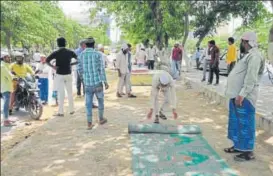  ?? PARVEEN KUMAR/HT PHOTO ?? Worshipper­s gather for namaz at Gurugram’s Sector 40. Muslim leaders said several groups had tried to disrupt prayers at 10 locations across Gurugram.