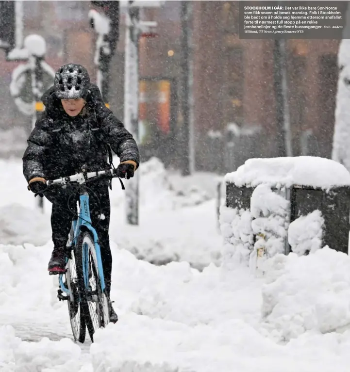  ?? Foto: Anders ?? STOCKHOLM I GÅR: Det var ikke bare Sør-norge som fikk snøen på besøk mandag. Folk i Stockholm ble bedt om å holde seg hjemme ettersom snøfallet førte til nærmest full stopp på en rekke jernbaneli­njer og de fleste bussavgang­er.
Wiklund, TT News Agency/reuters/ntb