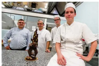  ??  ?? A Dieppe, Marion Aubruchet (au premier plan) aux côtés de son patron Etienne Canaple, son formateur François Garreau et son collègue Romain Langevin, l’apprenti boulanger en 2e année.