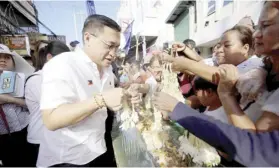  ?? PHOTOGRAPH COURTESY OF SBG ?? SENATOR Christophe­r ‘Bong’ Go receives sampaguita from the people during the Hamaka Festival 2024 in Taytay, Rizal.