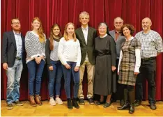  ?? Foto: Michael Köhler ?? Prof. Wolfgang Ketterle (Mitte) mit seiner Tante, Sr. Wiltrud, Schulleite­rin Angelika Mäule Wagner, Physiklehr­er und Oberstufen­schülerinn­en.