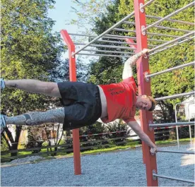  ?? FOTO: INGRID GROHE ?? Im neuen Heimenkirc­her Fitnesspar­k kann jeder etwas für seine Fitness tun – in der Gruppe macht es aber am meisten Spaß. André Denz beherrscht bereits anspruchsv­olle Übungen wie die „human flag“(Foto links).