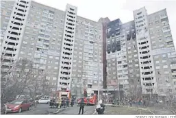  ?? SERGEY DOLZHENKO / EFE ?? Bomberos trabajan en un edificio de Kiev golpeado por misiles rusos.