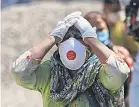  ?? CHANNI ANAND/ AP ?? Relatives grieve at a crematoriu­m in Jammu as India’s COVID- 19 outbreak deepens.