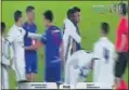  ??  ?? Las imágenes mostraron un rifirrafe entre los jugadores del Amorebieta y el Castilla, entre los que estaban Tejero y Hermoso.