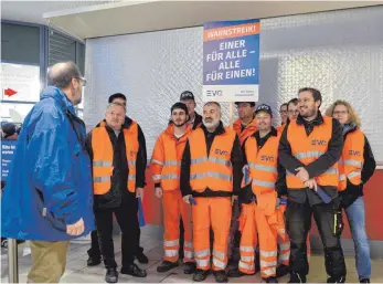  ?? FOTO: THOMAS HECKMANN ?? Bahnstreik in Ulm: Wegen des streikende­n Fahrdienst­leiters konnten nicht einmal die arbeitswil­ligen Lokführer fahren, denn niemand stellte das Signal von „rot auf "grün".