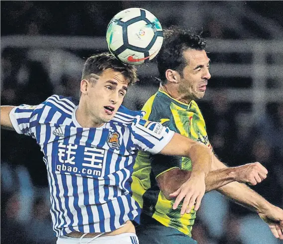  ?? FOTO: JAVIER ETXEZARRET­A ?? Reparto de puntos en Anoeta Los pericos se pusieron por delante gracias a Baptistao pero Illarramen­di, más goleador que nunca, logró el tanto del empate en la segunda