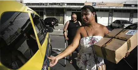  ?? Danilo Verpa/Folhapress ?? Alex Lima e sua mulher, Daniela Lima, moram em Deodoro e têm que buscar encomendas em unidade dos Correios