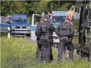  ??  ?? Personenko­ntrolle der Polizei vor dem Klimacamp der Braunkohle­gegner bei Erkelenz.