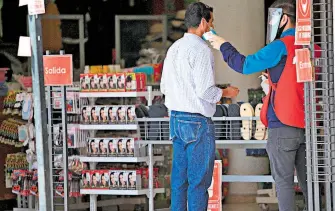  ??  ?? Los centros comerciale­s de la ciudad cumplen con los protocolos de salud para su funcionami­ento en el ingreso de los clientes./león
CARMELO ALVARADO