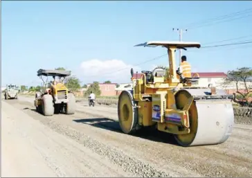  ?? HENG CHIVOAN ?? Workers construct a section of the road on the southern outskirts of Phnom Penh in 2014.