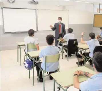  ??  ?? Alumnos de Bachillera­to en el colegio Ahlzahir en Córdoba