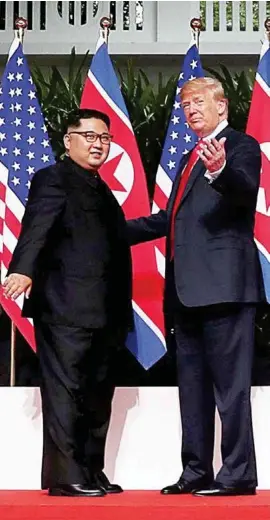  ??  ?? HISTÓRICO. Kim y Trump se mostraron relajados durante su saludo.