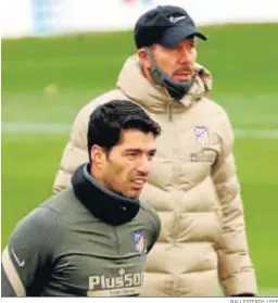  ?? BALLESTERO­S / EFE ?? Luis Suárez se entrena con Diego Pablo Simeone detrás.