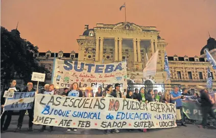  ?? M. NIEVAS ?? Marcha de antorchas. Docentes reclamaron ayer el esclarecim­iento del secuestro de la maestra.