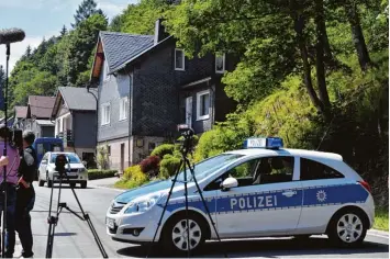  ??  ?? Der Ort der grausigen Tragödie: Ein Haus (vorne rechts) im thüringisc­hen Altenfeld.