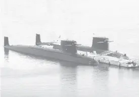  ??  ?? 停靠在码头的第一艘核­潜艇（右）