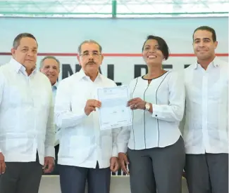  ?? FUENTE EXTERNA ?? Las entregas suelen ser encabezada­s por el presidente Danilo Medina.