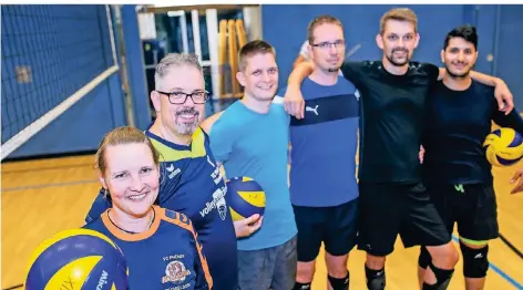  ?? RP-FOTO: GEORG SALZBURG ?? Stefanie Klose und Dirk Behmer (links) im Volleyball­team von VC Phönix. Der Verein feiert 30-jähriges Bestehen.