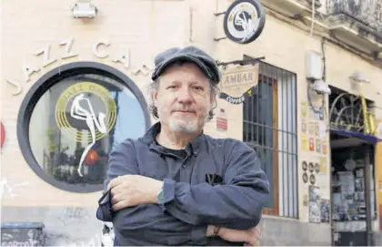  ?? A.J. GONZÁLEZ ?? José Luis Cabello, propietari­o del Jazz Café, posa a las puertas del local.