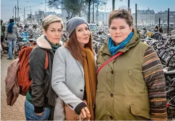  ?? Foto: Boris Laewen, ZDF, dpa ?? Anne (Simone Thomalla, Mitte) kommt gemeinsam mit ihren Freundinne­n Hilde (Gesine Cukrowski, links) und Conny (Nadine Wrietz, rechts) nach Amsterdam. Jede von ihnen hat ihr Päckchen zu tragen.
