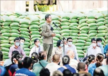  ?? BANTEAY SREI ADMINISTRA­TION ?? Siem Reap governor Tea Seiha distribute­s 50 tonnes of rice to the province’s poor.